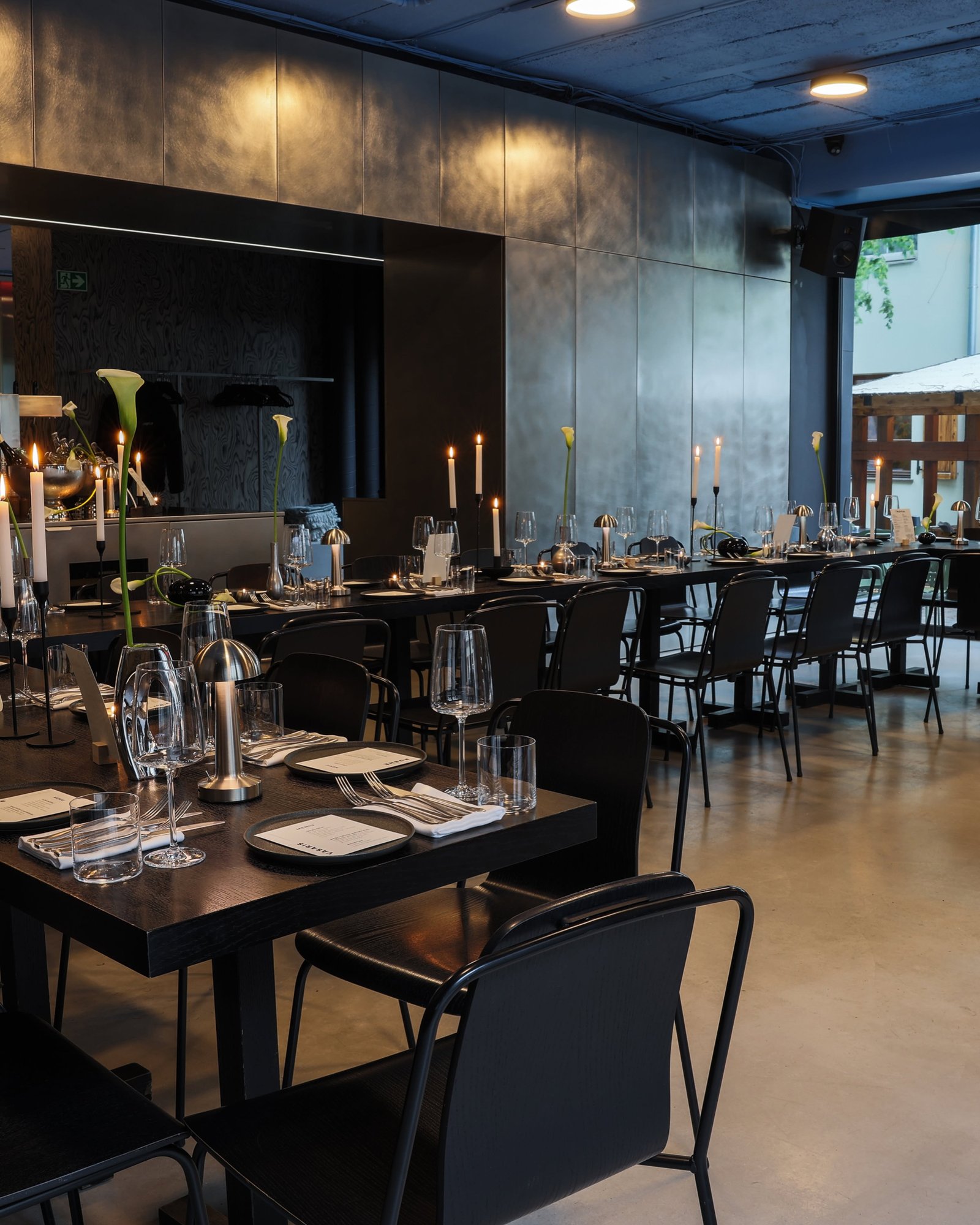 Marsas Bistro salė su žvakėmis ir baru